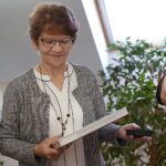 11.01.2022. Kielce. Uroczystość wręczenia Teresie Rak, wdowie po Stanisławie Raku, okolicznościowej monety wydanej przez NBP. Na zdjęciu: Teresa Rak - wdowa po Stanisławie Raku / Robert Felczak / Radio Kielce