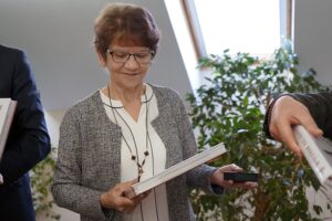 11.01.2022. Kielce. Uroczystość wręczenia Teresie Rak, wdowie po Stanisławie Raku, okolicznościowej monety wydanej przez NBP. Na zdjęciu: Teresa Rak - wdowa po Stanisławie Raku / Robert Felczak / Radio Kielce