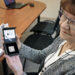 11.01.2022. Kielce. Uroczystość wręczenia Teresie Rak, wdowie po Stanisławie Raku, okolicznościowej monety wydanej przez NBP. Na zdjęciu: Teresa Rak - wdowa po Stanisławie Raku / Robert Felczak / Radio Kielce