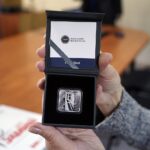 11.01.2022. Kielce. Uroczystość wręczenia Teresie Rak, wdowie po Stanisławie Raku, okolicznościowej monety wydanej przez NBP / Robert Felczak / Radio Kielce