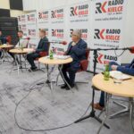 16.01.2022. Kielce. Studio Polityczne Radia Kielce. Na zdjęciu (od lewej): Rafał Nowak - wicewojewoda świętokrzyski, Michał Piasecki - Platforma Obywatelska, Łukasz Wasilewski - Konfederacja, Czesław Siekierski - poseł PSL-KP i Artur Pejas - Nowa Lewica / Piotr Kwaśniewski / Radio Kielce