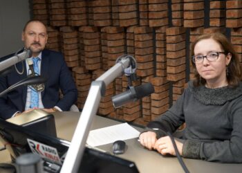 20.01.2022. Kielce. Punkty Widzenia. Na zdjęciu: Grzegorz Lasak - dyrektor szpitala powiatowego w Busku-Zdroju i Iwona Murawska - Radio Kielce / Kamil Król / Radio Kielce