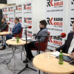 23.01.2022. Kielce. Studio Polityczne Radia Kielce. Na zdjęciu (od lewej): Andrzej Kryj - PiS, Piotr Burzawa - Konfederacja, Michał Skotnicki - PSL, Filip Strząbała - Nowa Lewica, Krzysztof Sławiński - PO / Kamil Król / Radio Kielce