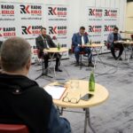 23.01.2022. Kielce. Studio Polityczne Radia Kielce. Na zdjęciu (od lewej): Andrzej Kryj - PiS, Piotr Burzawa - Konfederacja, Michał Skotnicki - PSL, Filip Strząbała - Nowa Lewica, Krzysztof Sławiński - PO / Kamil Król / Radio Kielce