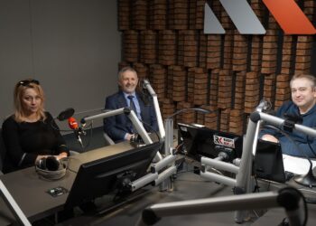 26.01.2022. Kielce. Punkty Widzenia. Na zdjęciu (od lewej): dr Anna Hajdukiewicz - dyrektor Miejskiego Zespołu Poradni Psychologiczno-Pedagogicznej w Kielcach, Kazimierz Mądzik - świętokrzyski kurator oświaty, Daniel Lenart - Radio Kielce / Sebastian Kalwat / Radio Kielce