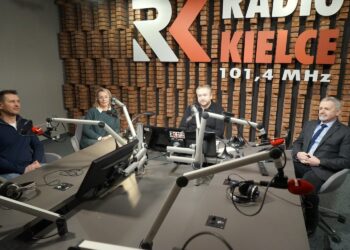 25.01.2022. Kielce. Punkty Widzenia. Na zdjęciu (od lewej): Sylwester Ozga - dyrektor SP 25 w Kielcach, Justyna Kukułka - dyrektor V LO w Kielcach, Daniel Lenart - Radio Kielce, Kazimierz Mądzik - świętokrzyski kurator oświaty / Sebastian Kalwat / Radio Kielce
