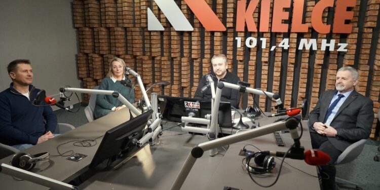 25.01.2022. Kielce. Punkty Widzenia. Na zdjęciu (od lewej): Sylwester Ozga - dyrektor SP 25 w Kielcach, Justyna Kukułka - dyrektor V LO w Kielcach, Daniel Lenart - Radio Kielce, Kazimierz Mądzik - świętokrzyski kurator oświaty / Sebastian Kalwat / Radio Kielce