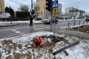 21.01.2022. Kielce. Ulica 1 Maja. Montaż Inteligentnego Systemu Transportowego / Wiktor Taszłow / Radio Kielce