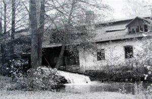 Maleniec. Niszczejący budynek gwoździarni od strony południowej (1970 r.) / Politechnika Śląska w Katowicach