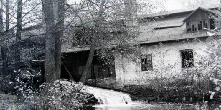 Maleniec. Niszczejący budynek gwoździarni od strony południowej (1970 r.) / Politechnika Śląska w Katowicach