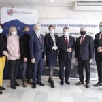 28.01.2022. Ostrowiec Świętokrzyski. Konferencja w sprawie przebudowy Alei 3 Maja w Ostrowcu Świętokrzyskim. Na zdjęciu (od lewej): Grażyna Maj - radna Rady Miasta Ostrowca Świętokrzyskiego, Renata Duda - radna Rady Miasta Ostrowca Świętokrzyskiego, Krzysztof Ołownia - Świętokrzyski Urząd Marszałkowski w Kielcach, Jerzy Wrona - dyrektor Świętokrzyskiego Zarządu Dróg Wojewódzkich w Kielcach, Magdalena Zieleń - radna Sejmiku Województwa Świętokrzyskiego, Andrzej Kryj - poseł PiS, Andrzej Bętkowski - marszałek województwa świętokrzyskiego i Dariusz Kaszuba - radny Rady Miasta Ostrowca Świętokrzyskiego / Jarosław Kubalski / Radio Kielce