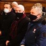 13.12.2021. Kielce. Bazylika katedralna. Msza święta w intencji ofiar stanu wojennego. Na zdjęciu (od lewej): Mirosław Gębski - starosta kielecki, Andrzej Bętkowski-  marszałek województwa świętokrzyskiego, Zbigniew Koniusz - wojewoda świętokrzyski / Jarosław Kubalski / Radio Kielce