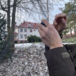 29.01.2022. Bodzentyn. Obrączkowanie ptaków w ramach akcji „Karmnik". Na zdjęciu: ornitolog Jakub Wyka / Anna Głąb / Radio Kielce