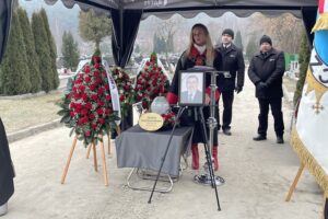 11.01.2022. Starachowice. Pogrzeb byłego prezydenta miasta Zenona Krzeszowskiego. Na zdjęciu: Aneta Dobroch - świecki mistrz ceremonii pogrzebowej / Anna Głąb / Radio Kielce