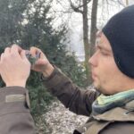 29.01.2022. Bodzentyn. Obrączkowanie ptaków w ramach akcji „Karmnik". Na zdjęciu: ornitolog Jakub Wyka / Anna Głąb / Radio Kielce