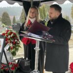 11.01.2022. Starachowice. Pogrzeb byłego prezydenta miasta Zenona Krzeszowskiego. Na zdjęciu: Aneta Dobroch - świecki mistrz ceremonii pogrzebowej i Marek Materek - prezydent Starachowic / Anna Głąb / Radio Kielce