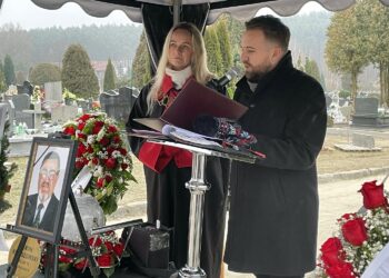 11.01.2022. Starachowice. Pogrzeb byłego prezydenta miasta Zenona Krzeszowskiego. Na zdjęciu: Aneta Dobroch - świecki mistrz ceremonii pogrzebowej i Marek Materek - prezydent Starachowic / Anna Głąb / Radio Kielce