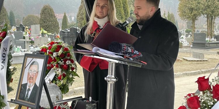 11.01.2022. Starachowice. Pogrzeb byłego prezydenta miasta Zenona Krzeszowskiego. Na zdjęciu: Aneta Dobroch - świecki mistrz ceremonii pogrzebowej i Marek Materek - prezydent Starachowic / Anna Głąb / Radio Kielce