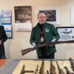 27.01.2022. Skarżysko. Kolekcja broni w Muzeum im. Orła Białego. Na zdjęciu (od lewej): Grzegorz Bień -  dyrektor muzeum i kustosz Artur Buńko / Anna Głąb / Radio Kielce