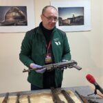 27.01.2022. Skarżysko. Kolekcja broni w Muzeum im. Orła Białego.  Na zdjęciu: kustosz Muzeum Artur Buńko / Anna Głąb / Radio Kielce