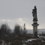 21.01.2022. Młodzawy. Figury przydrożne z 1735 roku / Jarosław Kubalski / Radio Kielce