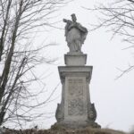 21.01.2022. Młodzawy. Figury przydrożne z 1735 roku / Jarosław Kubalski / Radio Kielce