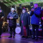 01.01.2022. Iwaniska. Odzyskanie praw miejskich. Na zdjęciu (od lewej): Marek Staniek - burmistrz Iwanisk, Krzysztof Lipiec - prezes świętokrzyskich struktur PiS, ks. kan. Leszek Zajezierski, Zbigniew Koniusz - wojewoda świętokrzyski i Wiesław Kowalczyk - przewodniczący Rady Miasta w Iwaniskach / Anna Głąb / Radio Kielce