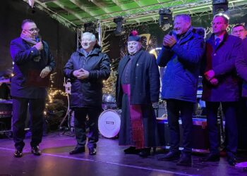 01.01.2022. Iwaniska. Odzyskanie praw miejskich. Na zdjęciu (od lewej): Marek Staniek - burmistrz Iwanisk, Krzysztof Lipiec - prezes świętokrzyskich struktur PiS, ks. kan. Leszek Zajezierski, Zbigniew Koniusz - wojewoda świętokrzyski i Wiesław Kowalczyk - przewodniczący Rady Miasta w Iwaniskach / Anna Głąb / Radio Kielce