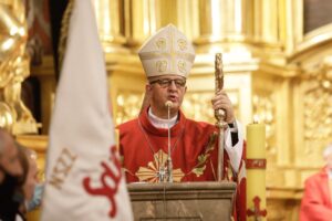 13.12.2021. Kielce. Bazylika katedralna. Msza święta w intencji ofiar stanu wojennego. Na zdjęciu: Jan Piotrowski - biskup kielecki / Jarosław Kubalski / Radio Kielce