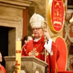 13.12.2021. Kielce. Bazylika katedralna. Msza święta w intencji ofiar stanu wojennego. Na zdjęciu: Jan Piotrowski - biskup kielecki / Jarosław Kubalski / Radio Kielce