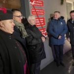 01.01.2022. Iwaniska. Odzyskanie praw miejskich. Na zdjęciu (od lewej): ks. kan. Leszek Zajezierski, Marek Staniek - burmistrz Iwanisk, Krzysztof Lipiec - prezes świętokrzyskich struktur PiS, Zbigniew Koniusz - wojewoda świętokrzyski i Wiesław Kowalczyk - przewodniczący Rady Miasta w Iwaniskach / Anna Głąb / Radio Kielce