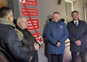 01.01.2022. Iwaniska. Odzyskanie praw miejskich. Na zdjęciu (od lewej): Marek Staniek - burmistrz Iwanisk, Krzysztof Lipiec - prezes świętokrzyskich struktur PiS, Zbigniew Koniusz - wojewoda świętokrzyski i Wiesław Kowalczyk - przewodniczący Rady Miasta w Iwaniskach / Anna Głąb / Radio Kielce