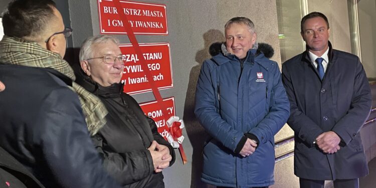 01.01.2022. Iwaniska. Odzyskanie praw miejskich. Na zdjęciu (od lewej): Marek Staniek - burmistrz Iwanisk, Krzysztof Lipiec - prezes świętokrzyskich struktur PiS, Zbigniew Koniusz - wojewoda świętokrzyski i Wiesław Kowalczyk - przewodniczący Rady Miasta w Iwaniskach / Anna Głąb / Radio Kielce