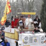 06.01.2020 Kielce. Orszak Trzech Króli. Na zdjęciu (od lewej): Przemysław Predygier (Melchior) - dyrektor TVP3 Kielce, Marek Adamczak (Talanger) - założyciel Muzeum Samochodu Papieskiego JP2 w Kielcach, pułkownik Jarosław Molisak (Kacper) - szef Wojewódzkiego Sztabu Wojskowego w Kielcach i Grzegorz Motak (Baltazar) - dowódca 10. Świętokrzyskiej Brygady Obrony Terytorialnej / Jarosław Kubalski / Radio Kielce