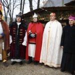 06.01.2020 Kielce. Orszak Trzech Króli. Na zdjęciu (od lewej): Marek Adamczak (Talanger) - założyciel Muzeum Samochodu Papieskiego JP2 w Kielcach, Grzegorz Motak (Baltazar) - dowódca 10. Świętokrzyskiej Brygady Obrony Terytorialnej, Przemysław Predygier (Melchior) - dyrektor TVP3 Kielce, pułkownik Jarosław Molisak (Kacper) - szef Wojewódzkiego Sztabu Wojskowego w Kielcach i biskup Marian Florczyk / Jarosław Kubalski / Radio Kielce