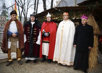 06.01.2020 Kielce. Orszak Trzech Króli. Na zdjęciu (od lewej): Marek Adamczak (Talanger) - założyciel Muzeum Samochodu Papieskiego JP2 w Kielcach, Grzegorz Motak (Baltazar) - dowódca 10. Świętokrzyskiej Brygady Obrony Terytorialnej, Przemysław Predygier (Melchior) - dyrektor TVP3 Kielce, pułkownik Jarosław Molisak (Kacper) - szef Wojewódzkiego Sztabu Wojskowego w Kielcach i biskup Marian Florczyk / Jarosław Kubalski / Radio Kielce