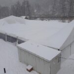 30.01.2021. Bałtów. Zawalona część dachu nad lodowiskiem / KP PSP Ostrowiec Świętokrzyski