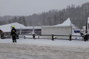 30.01.2021. Bałtów. Zawalona część dachu nad lodowiskiem / KP PSP Ostrowiec Świętokrzyski