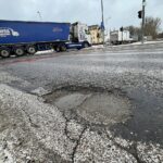 21.01.2022. Dziury w jezdni. Ulica Warszawska / Wiktor Taszłow / Radio Kielce