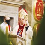04.04.2021. Kielce. Wielkanoc. Bazylika katedralna. Msza święta. Na zdjęciu: Jan Piotrowski - biskup kielecki / Jarosław Kubalski / Radio Kielce