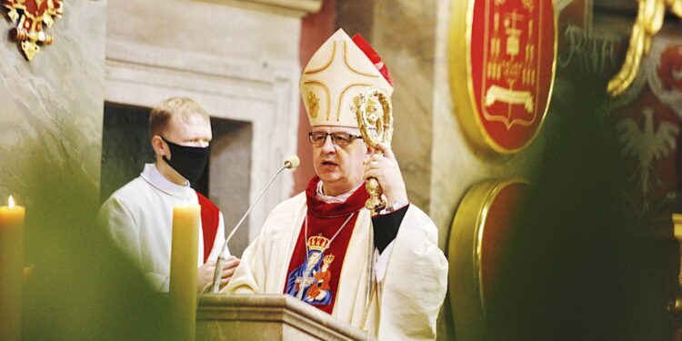 04.04.2021. Kielce. Wielkanoc. Bazylika katedralna. Msza święta. Na zdjęciu: Jan Piotrowski - biskup kielecki / Jarosław Kubalski / Radio Kielce