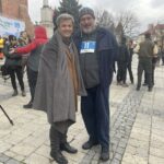 08.11.2021. Sandomierz. Plan filmowy serialu „Ojciec Mateusz”. Na zdjęciu (od lewej): Piotr Polk i Michał Piela - odtwórcy roli Oresta Możejko i Mieczysława Nocula / Grażyna Szlęzak-Wójcik / Radio Kielce