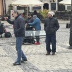 08.11.2021. Sandomierz. Plan filmowy serialu „Ojciec Mateusz”. Na zdjęciu (z lewej): Filip Zylber - reżyser / Grażyna Szlęzak-Wójcik / Radio Kielce