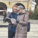 08.11.2021. Sandomierz. Plan filmowy serialu „Ojciec Mateusz”. Na zdjęciu (od lewej)" Artur Żmijewski - odtwórca roli Ojca Mateusza / Grażyna Szlęzak-Wójcik / Radio Kielce