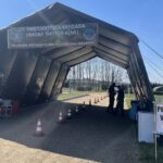 28.04.2021. Podzamcze. Otwarcie pierwszego w Polsce punktu szczepień drive thru / Iwona Murawska / Radio Kielce