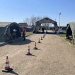 28.04.2021. Podzamcze. Otwarcie pierwszego w Polsce punktu szczepień drive thru / Iwona Murawska / Radio Kielce