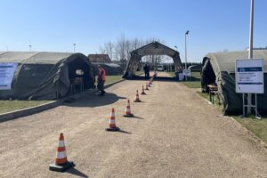 28.04.2021. Podzamcze. Otwarcie pierwszego w Polsce punktu szczepień drive thru / Iwona Murawska / Radio Kielce