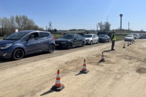 28.04.2021. Podzamcze. Otwarcie pierwszego w Polsce punktu szczepień drive thru / Iwona Murawska / Radio Kielce