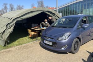 28.04.2021. Podzamcze. Otwarcie pierwszego w Polsce punktu szczepień drive thru / Iwona Murawska / Radio Kielce