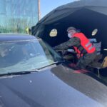 28.04.2021. Podzamcze. Otwarcie pierwszego w Polsce punktu szczepień drive thru / Iwona Murawska / Radio Kielce